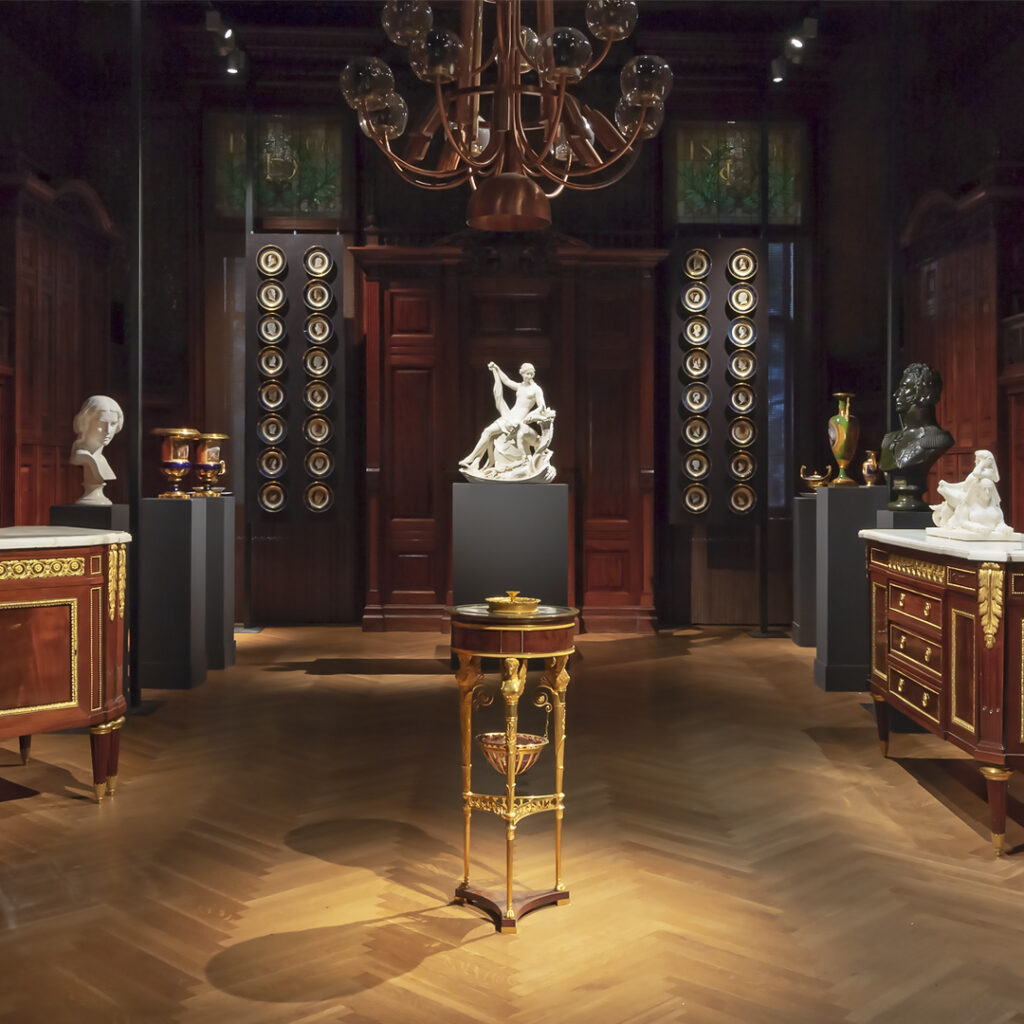 TEFAF-New-York-Fall-2018-Aveline-Jean-Marie-Rossi-Armory-Veterans-Rooms-Herzog-de-Meuron-Charles-Zana-Pierre-Garnier-Gueridon-Jacob-Freres-Service-iconographique-grec-Sevres_1080px