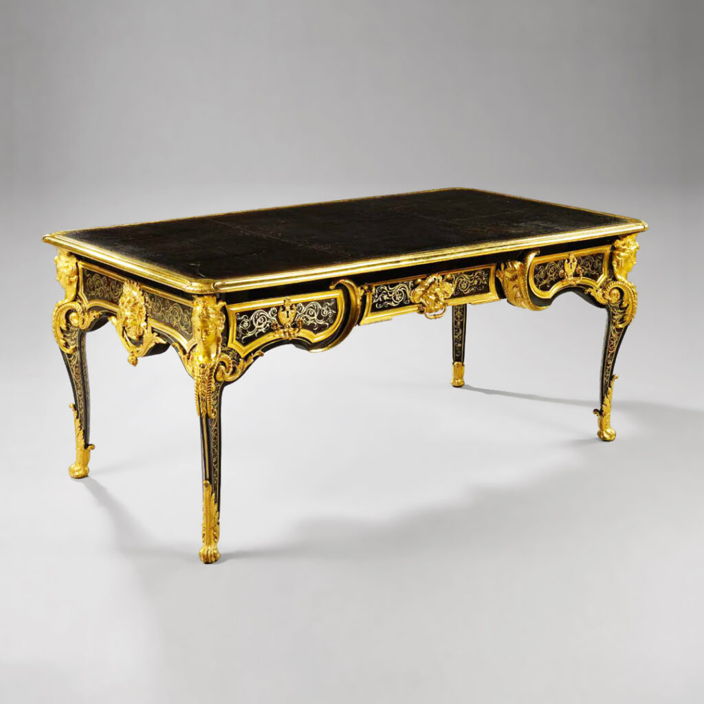 Bureau-plat-par-Andre-Charles-Boulle-Christophe-de-Quenetain-historien-de-lart