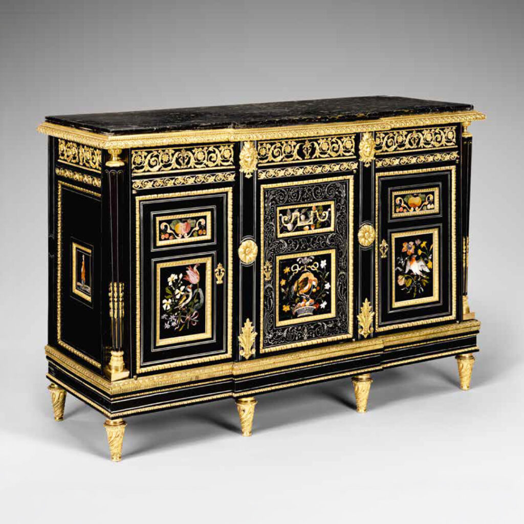 Commode-a-plaques-des-Gobelins-attribuees-a-Adam-Weisweiler-Christophe-de-Quenetain-historien-de-lart
